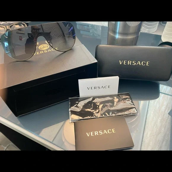 Beautiful Versace sunglasses in great condition, no box Versace 4461 GB1/87 Sunglasses - US main image 4